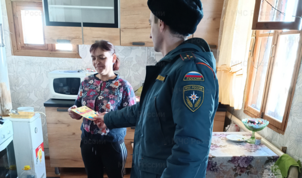 Спасатели встречаются с жителями.