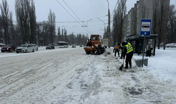 Борьба с последствиями снегопада продолжается.
