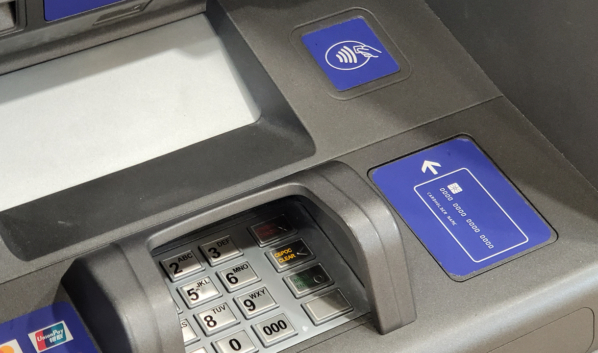 Банкомат с NFC-технологиями.