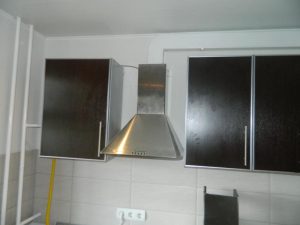 Установка вытяжки на кухне в Москве